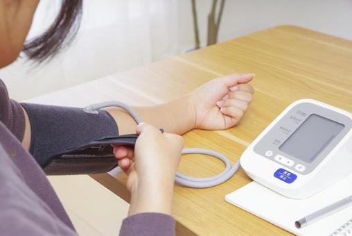 家庭用血圧計で血圧を測定する人の手元 血圧,血圧計,測定の写真素材