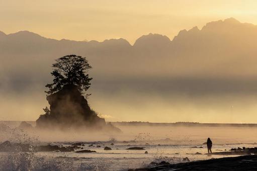 雨晴海岸の絶景と撮影者 年賀状,初日の出,ご来光の写真素材