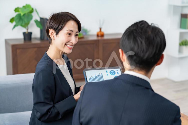 ソファに座るビジネスマン 営業,カウンセリング,アドバイザーの写真素材