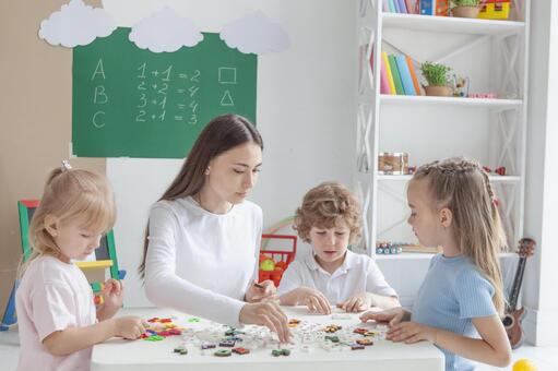 英語のレッスンで文字合わせをする子供たち 男女,女性,女の子の写真素材