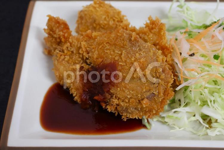 飲食店の昼定食のまぐろのフライ まぐろ,フライ,野菜の写真素材