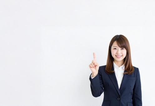 クイズを出題する若い女性 クイズを出題する若い女性の写真