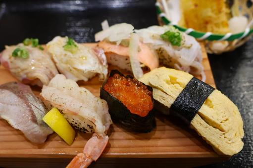 回転寿司店のランチのあぶり寿司盛り合わせ 回転寿司店のランチのあぶり寿司盛り合わせ あぶり寿司,盛り合わせ,魚介類の写真素材