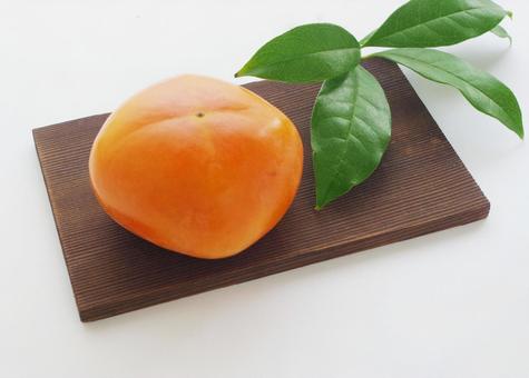 柿と緑の葉 果物 秋の味覚 木製の皿 柿と緑の葉 果物 秋の味覚 木製の皿 柿,果物,秋の味覚の写真素材