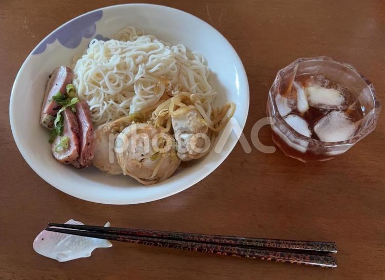 素麵に合鴨のローストと鶏胸肉蒸しの昼食 昼食,素麵,合鴨の写真素材