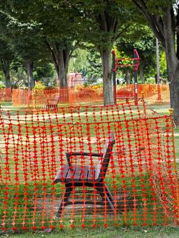 赤いフェンスと公園のベンチ 公園,ベンチ,フェンスの写真素材