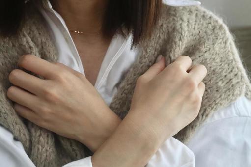 ニットベストを着た寒そうな女性 寒い,寒気,女性の写真素材