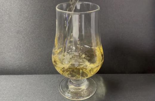 注がれるウイスキー（ストレート）の写真
