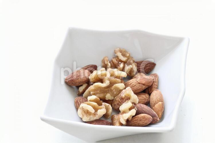 皿に入ったアーモンドとクルミ アーモンド,クルミ,くるみの写真素材
