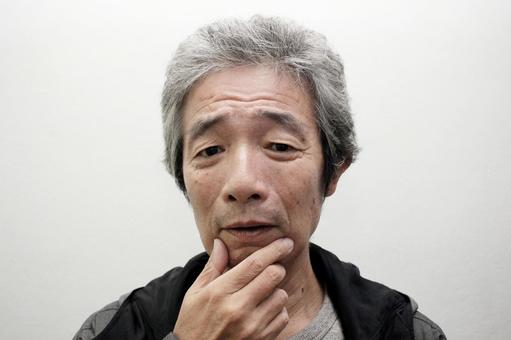 悩むシニア男性 悩むシニア男性の写真