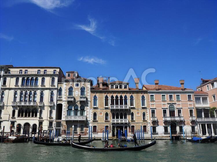 イタリア・ヴェネチアの街並み（運河を進むゴンドラ） イタリア,ヴェネチア,ヴェネツィアの写真素材