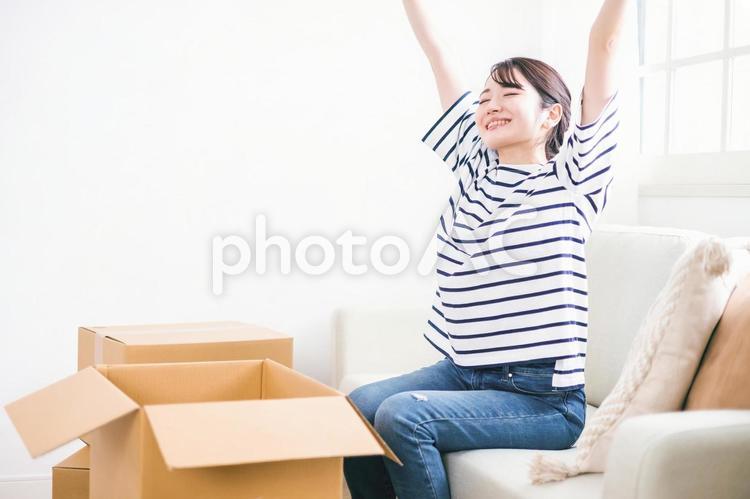 引越し作業中に休憩する女性 引越し,休憩,新生活の写真素材