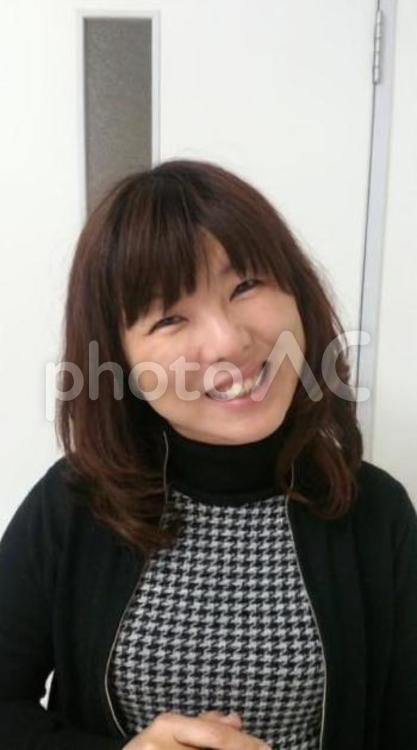 にっこり微笑み首を傾げる女性 女性,微笑む,緊張の写真素材