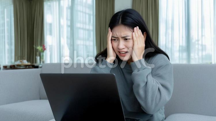 PCの前で頭を抱える女性 02 女性,人物,パソコンの写真素材