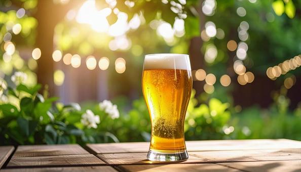 テーブルに置かれた生ビール テーブルに置かれた生ビールの写真