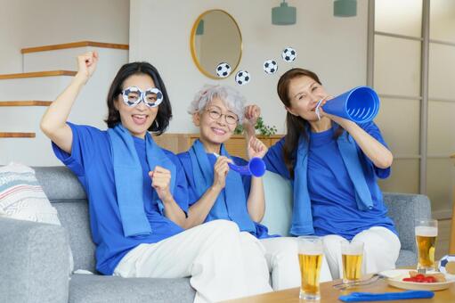 サッカー日本代表を応援する女性3人 ミドル,応援,声援の写真素材