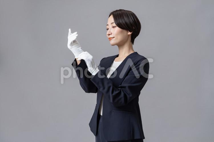 手袋をつけスーツを着た女性 販売員,ビジネスウーマン,1人の写真素材