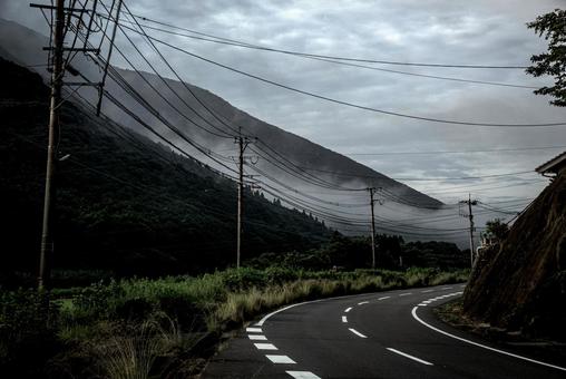 <素材>雨の日に立ちのぼる滑昇霧(山霧) <素材>雨の日に立ちのぼる滑昇霧(山霧) 滑昇霧,山霧,山の写真素材