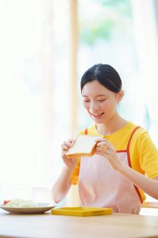 トーストを見て微笑む日本人女性 女性,トースト,食パンの写真素材