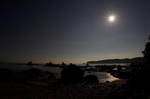 月夜の太地湾2の写真