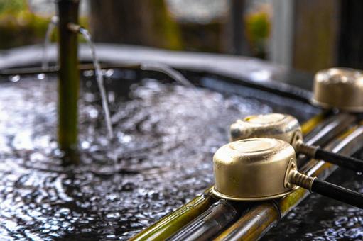 心を清める、手水舎の聖なる水と柄杓 心を清める、手水舎の聖なる水と柄杓の写真