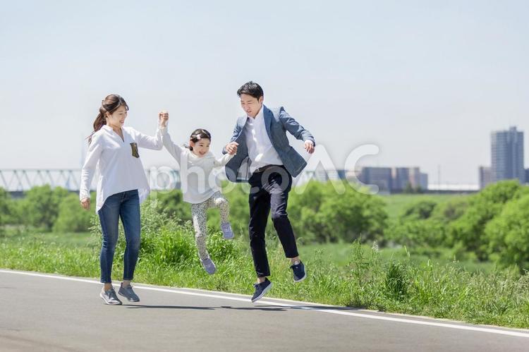 家族イメージ 人物,家族,手を繋ぐの写真素材