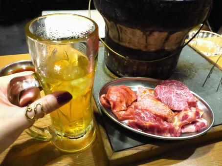 ひとり焼肉 ジョッキとお肉 ひとり焼肉 ジョッキとお肉の写真