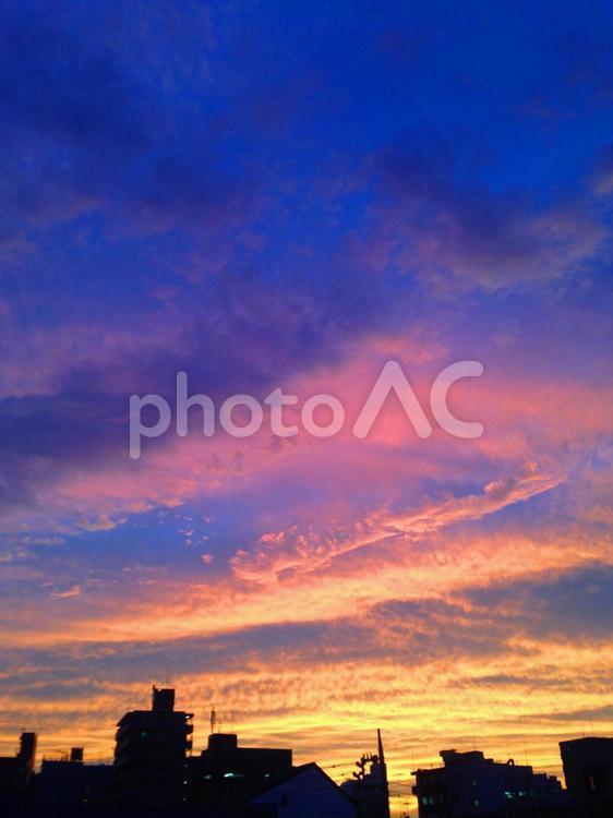 どうしようもないくらい　こみ上げるオレンジ 夕暮れ,夕闇,夕方の写真素材