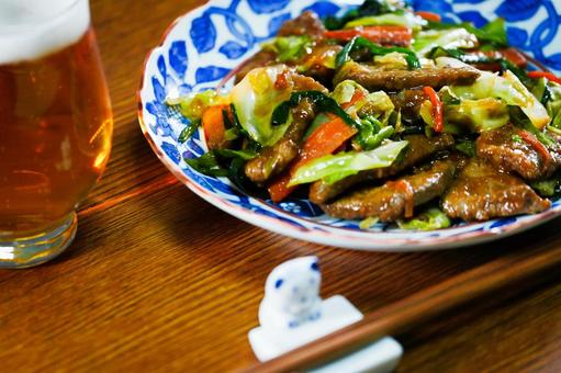 レバニラ炒めでビールが旨い 食事,レバニラ炒め,食卓の写真素材
