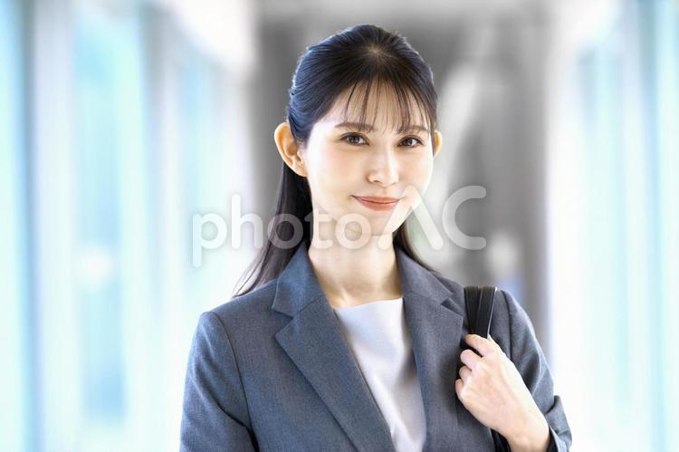通勤するビジネスウーマン　女性　アップ ビジネスウーマン,通勤,スーツの写真素材