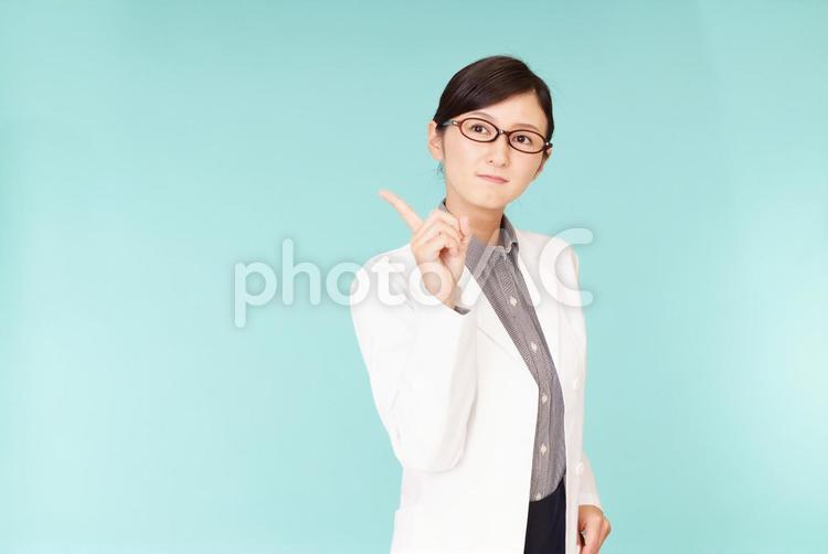 指示する笑顔の女性 日本人,女性,人物の写真素材