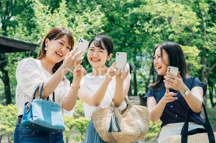 スマホで撮影する女性たち スマホ,旅行,スマートフォンの写真素材