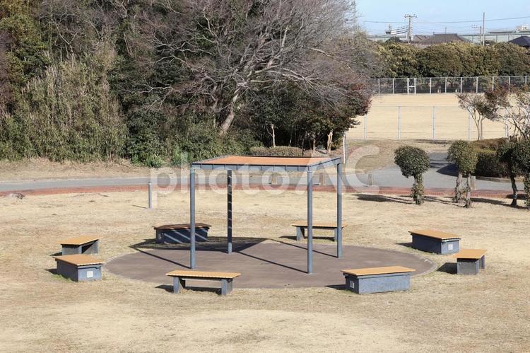 江川総合運動場の円形状の休憩ベンチ ベンチ,休憩,公園の写真素材