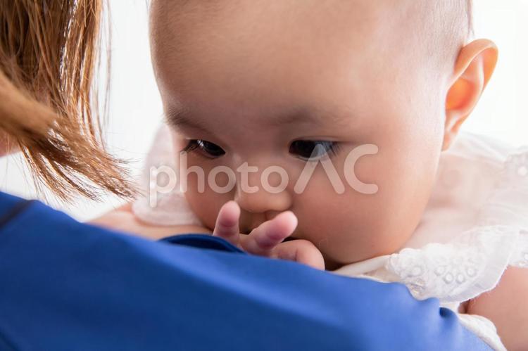 看護師に抱っこされる赤ちゃん　baby 赤ちゃん,ベビー,babyの写真素材