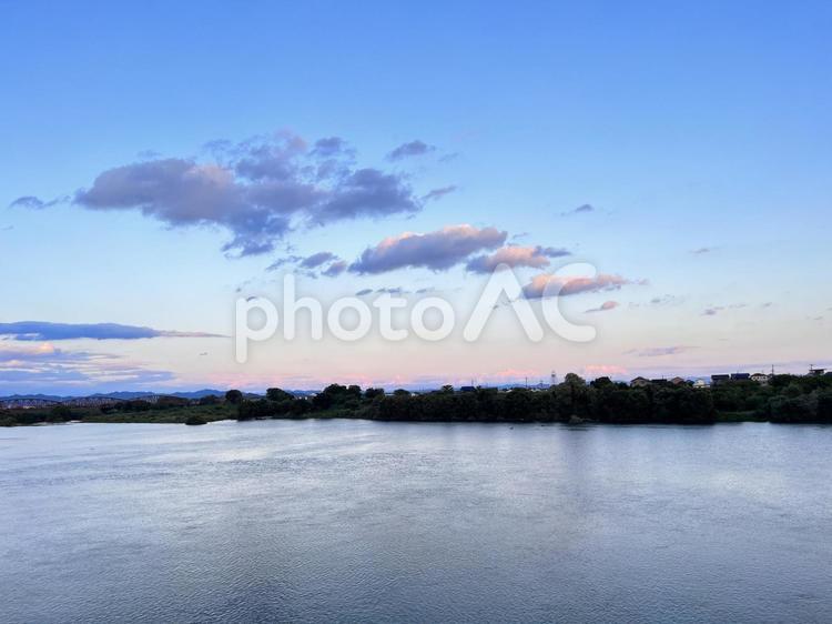 グラデーションのかかった夕方の空 ブルーアワー,河川敷,マジックアワーの写真素材