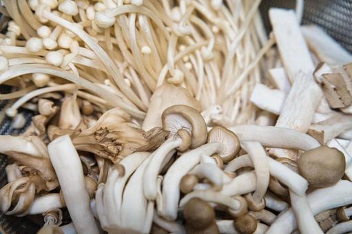 冬のお鍋の具材 きのこ類多め  冬のお鍋の具材 きのこ類多め  鍋,具材,野菜の写真素材