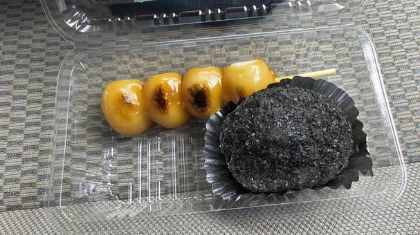 みたらし団子と黒ゴマおはぎ みたらし団子と黒ゴマおはぎ みたらし団子,黒ゴマおはぎ,おやつの写真素材