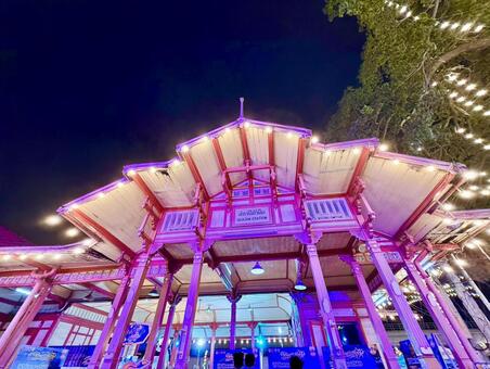 夜のネオン輝くホアヒン駅駅舎 夜,夜景,ライトアップの写真素材