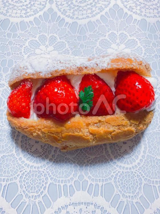 いちごのエクレアシュークリーム いちご,スィーツ,幸せの写真素材