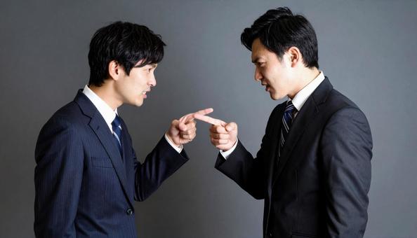 対立するビジネスマンの緊迫したやり取り 対立するビジネスマンの緊迫したやり取りの写真