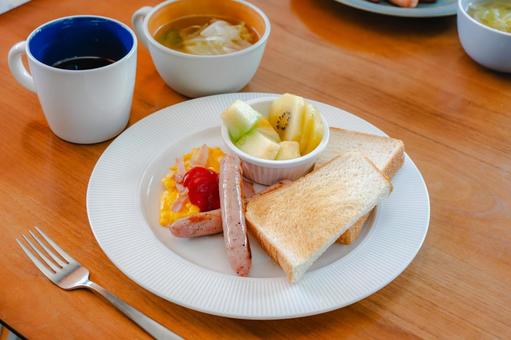 トーストと卵の洋朝食 トーストと卵の洋朝食の写真