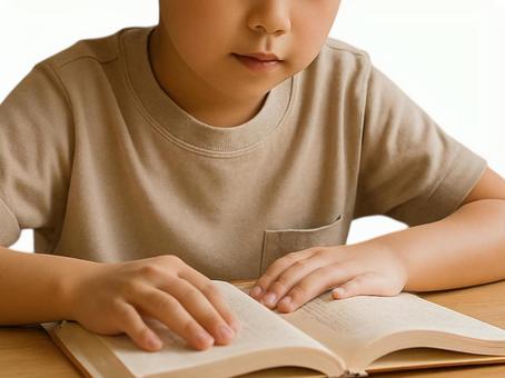 子供本を読むの写真