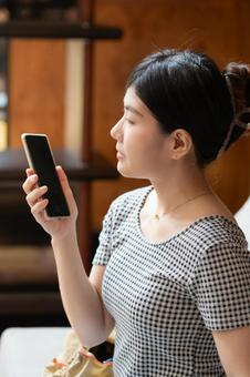 スマートフォンを持つ女性 スマートフォンを持つ女性 女性,スマホ,携帯電話の写真素材