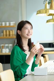 カフェでサンドイッチを食べる日本人女性 カフェでサンドイッチを食べる日本人女性 カフェ,女性,ランチの写真素材