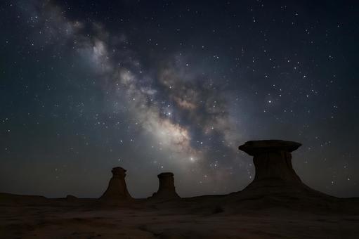 奇岩と天の川 奇岩と天の川の写真