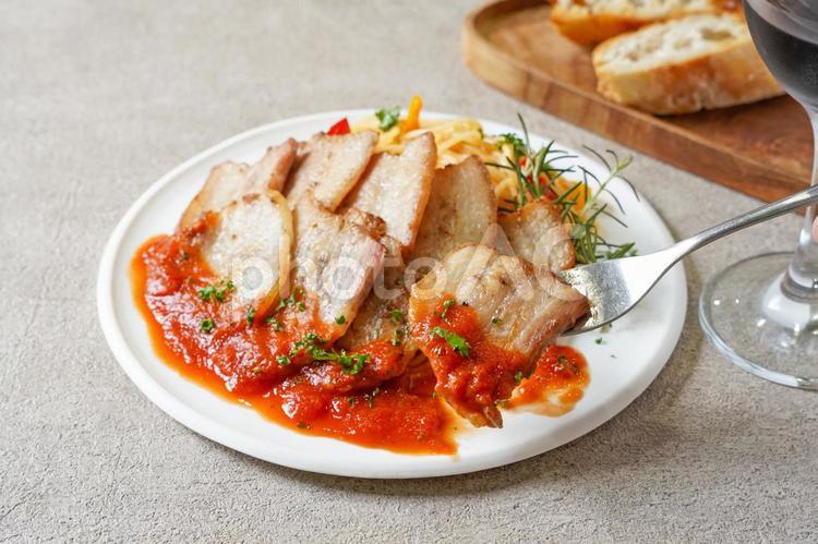 豚肉のトマトソース添え 豚肉ソテー,豚焼肉用,豚肉調理の写真素材