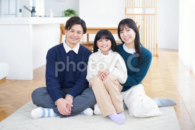 絨毯に座る家族 家族,女の子,女性の写真素材