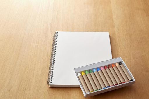 白紙のノート　12色入りクレヨン ノート,リングノート,クレヨンの写真素材