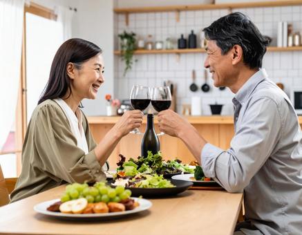 晩酌を楽しむ仲良しシニア夫婦 晩酌を楽しむ仲良しシニア夫婦の写真