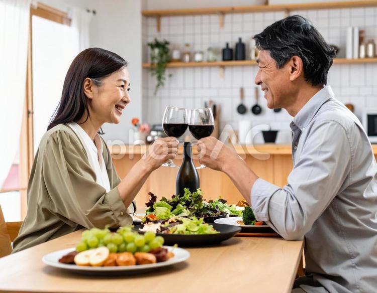 晩酌を楽しむ仲良しシニア夫婦 晩酌,家飲み,乾杯の写真素材